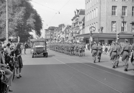 831682 Afbeelding van de Church Parade op het Vredenburg te Utrecht.N.B. De parade werd gehouden na afloop van de ...